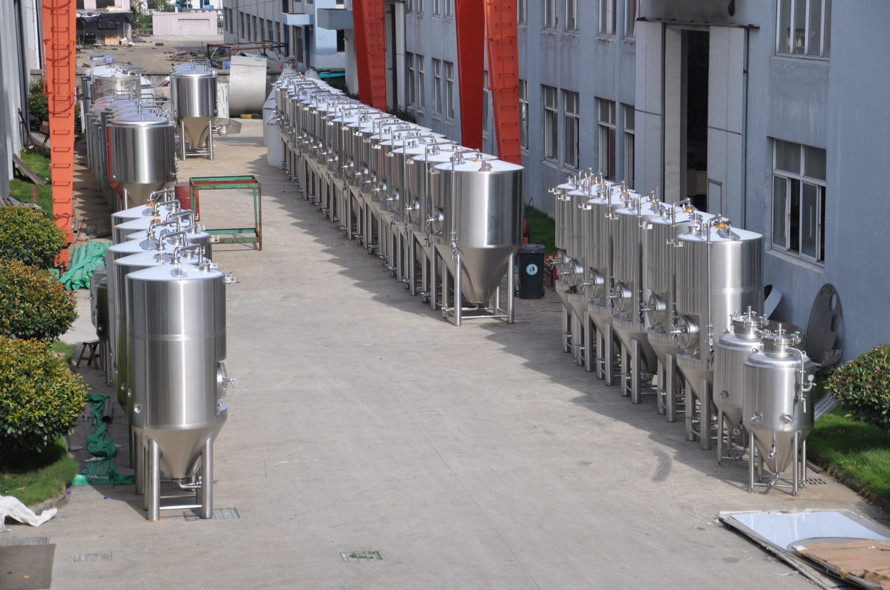 Commercial brewery installation with stainless fermentation tanks